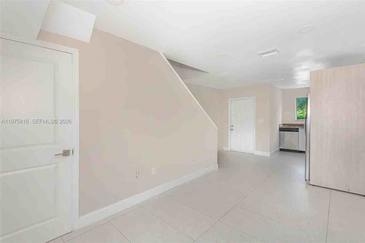 813 Nw 3rd Ave #813 - Photo 5 of 25