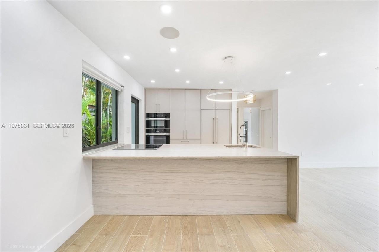 555 Ne 52nd Ter #0 - Photo 3 of 40