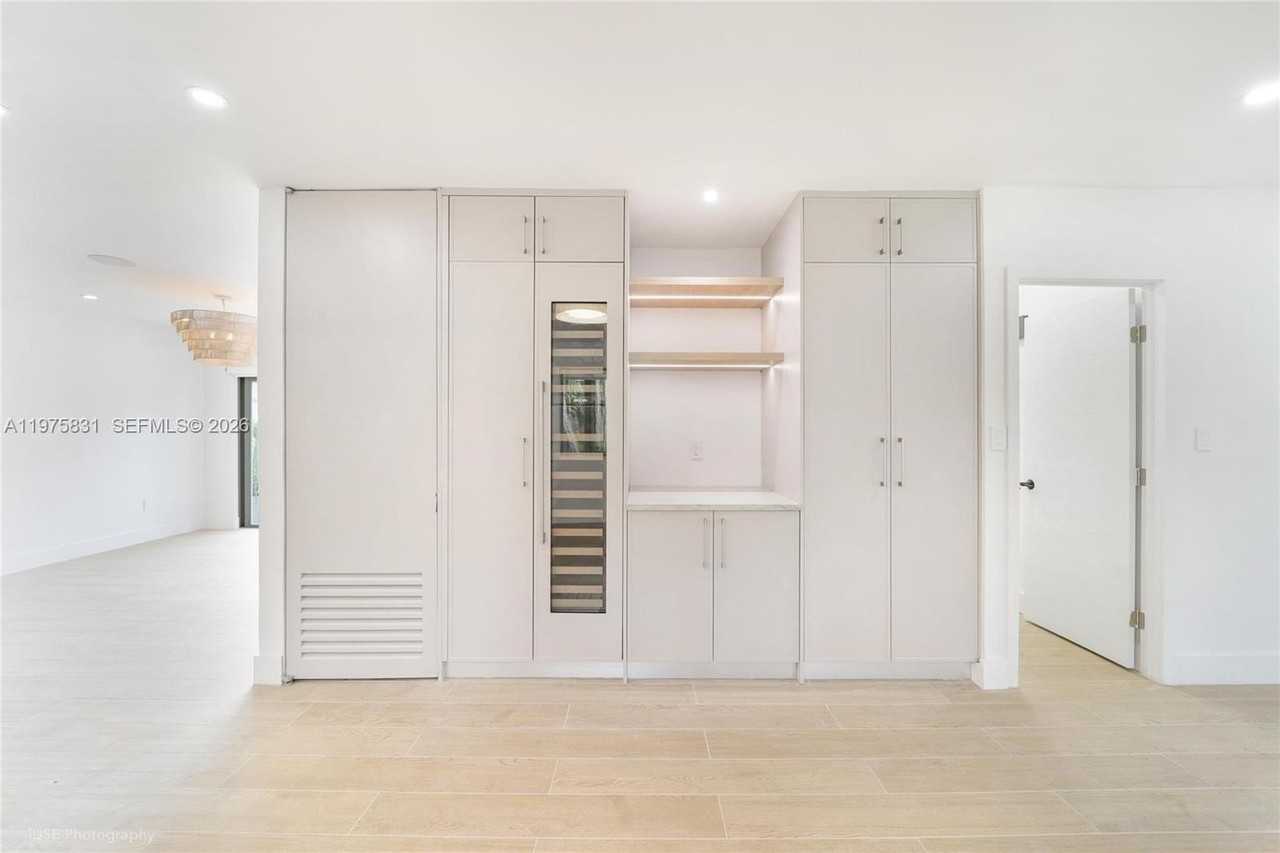 555 Ne 52nd Ter #0 - Photo 4 of 40