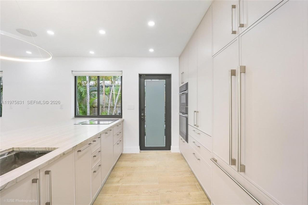 555 Ne 52nd Ter #0 - Photo 7 of 40