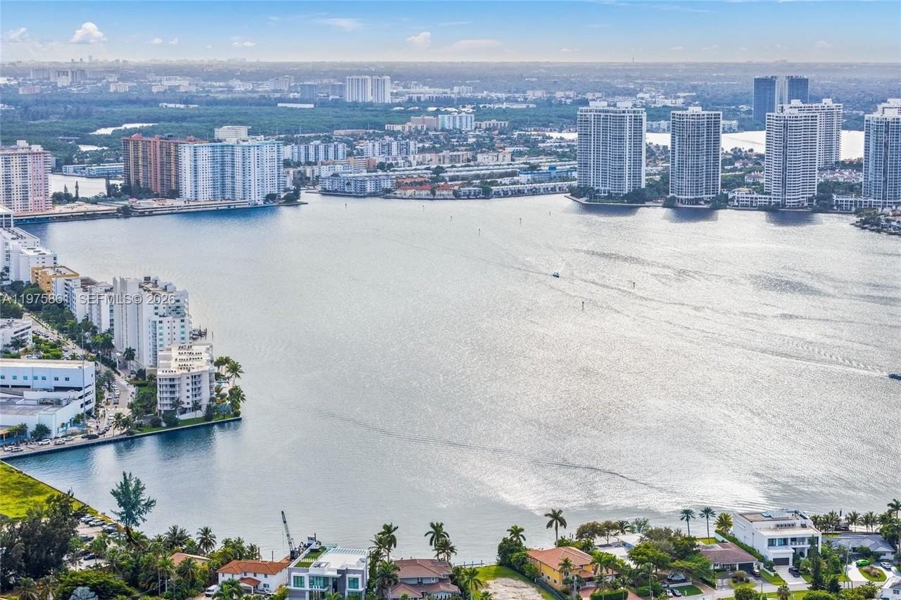 18975 Collins Ave #4604 - Photo 2 of 38