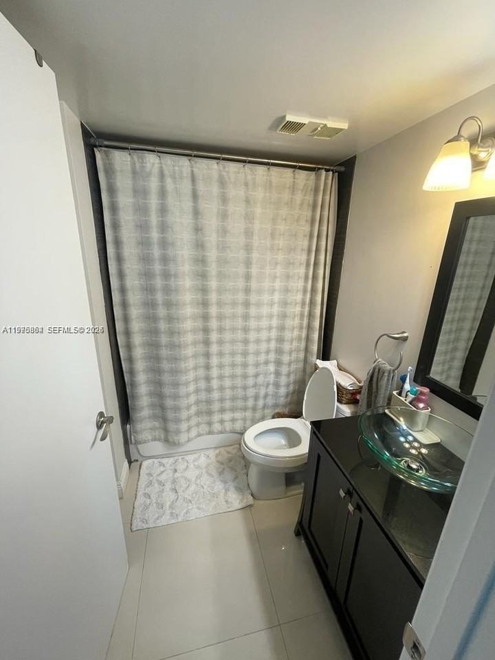 800 N Miami Ave #E408 - Photo 5 of 9