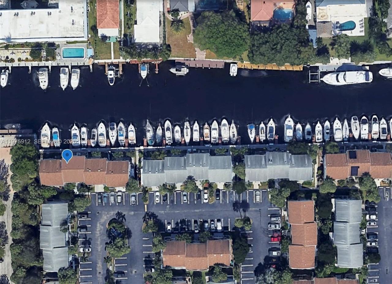 2533 Ne 15th St - Photo 2 of 45