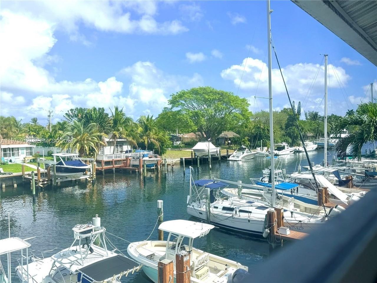 2533 Ne 15th St - Photo 6 of 45