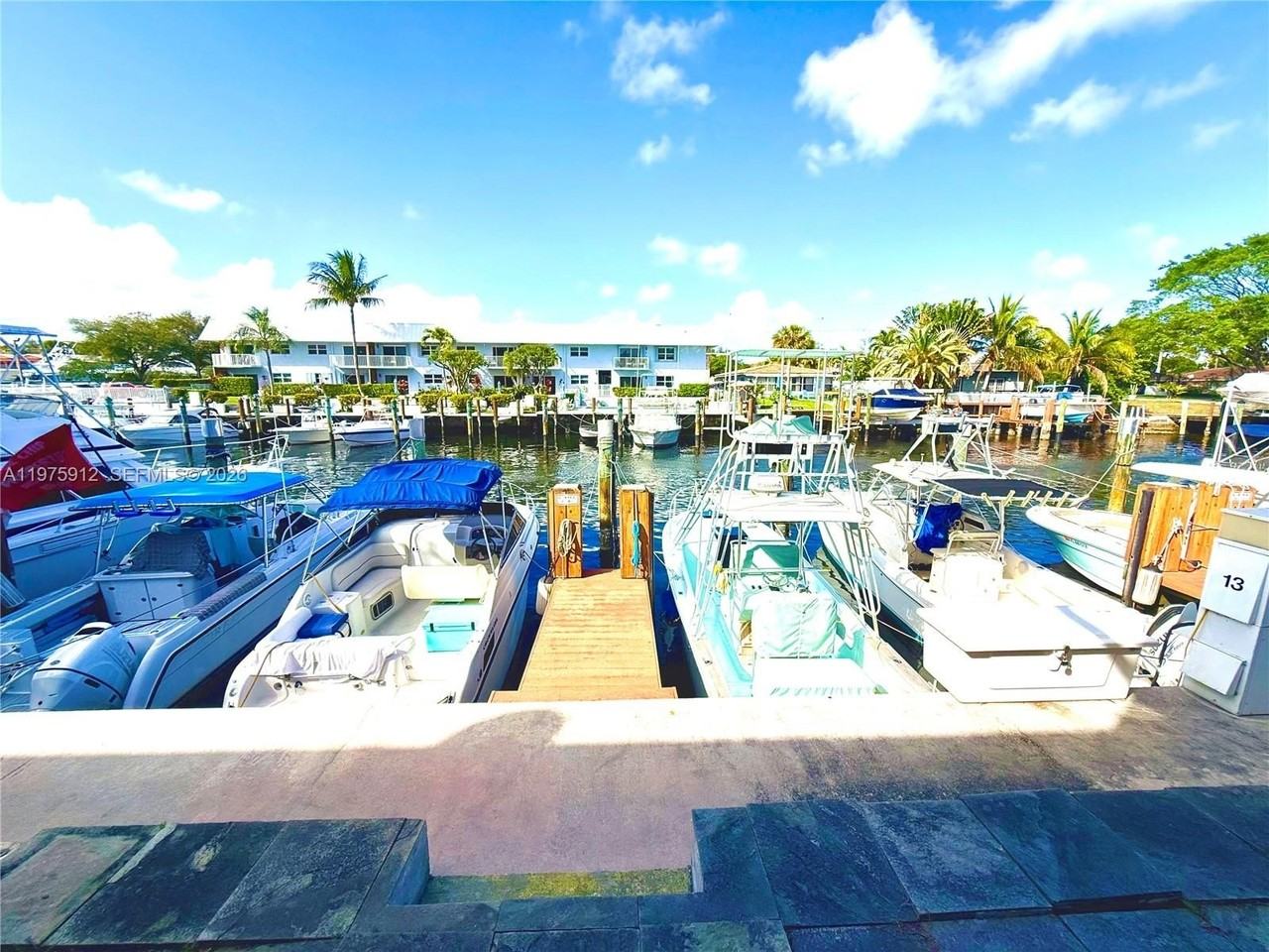 2533 Ne 15th St - Photo 7 of 45