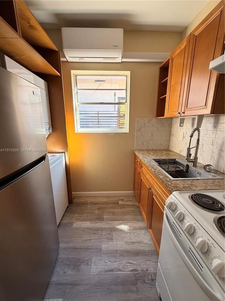 1043 Nw 2nd St #18 - Photo 4 of 10