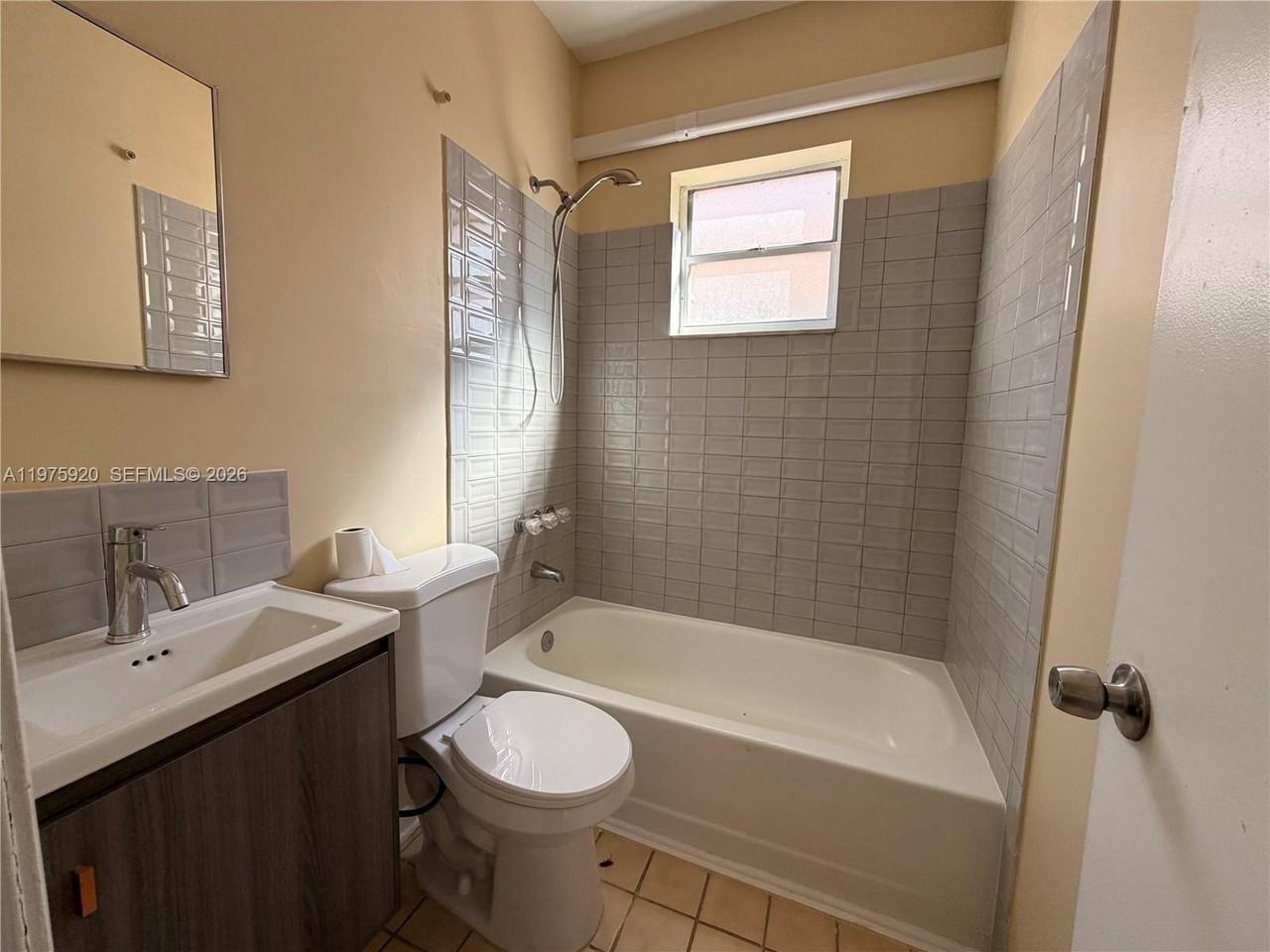 1043 Nw 2nd St #18 - Photo 5 of 10