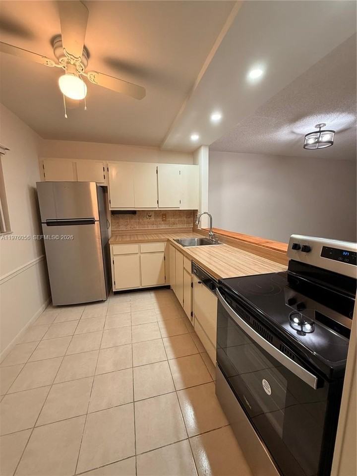 5130 Las Verdes Cir #123 - Photo 7 of 17