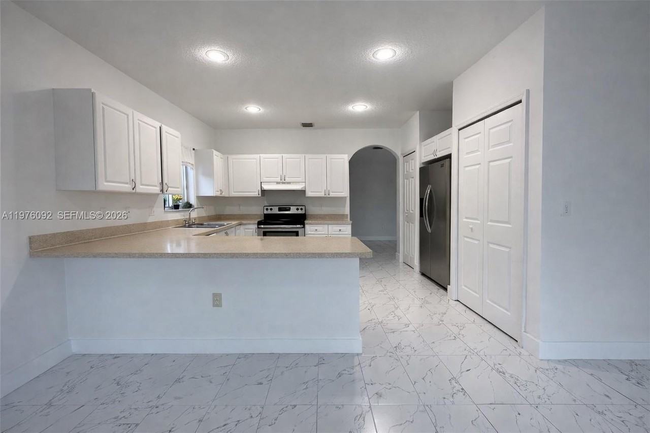 841 Sw 6th St - Photo 3 of 5