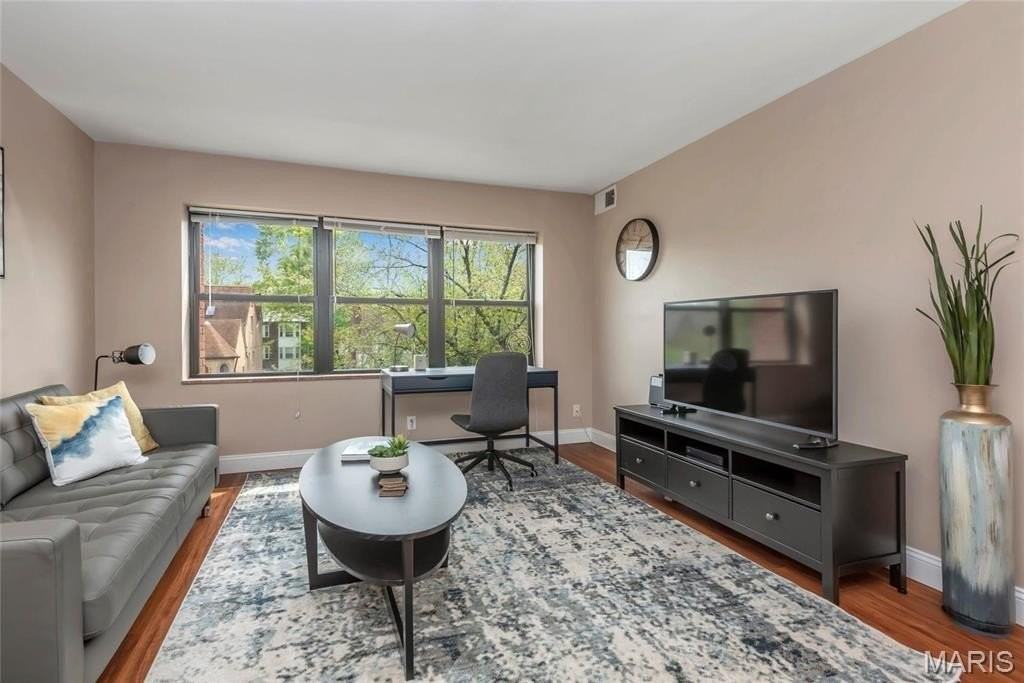 7553 Buckingham Dr - Photo 4 of 17