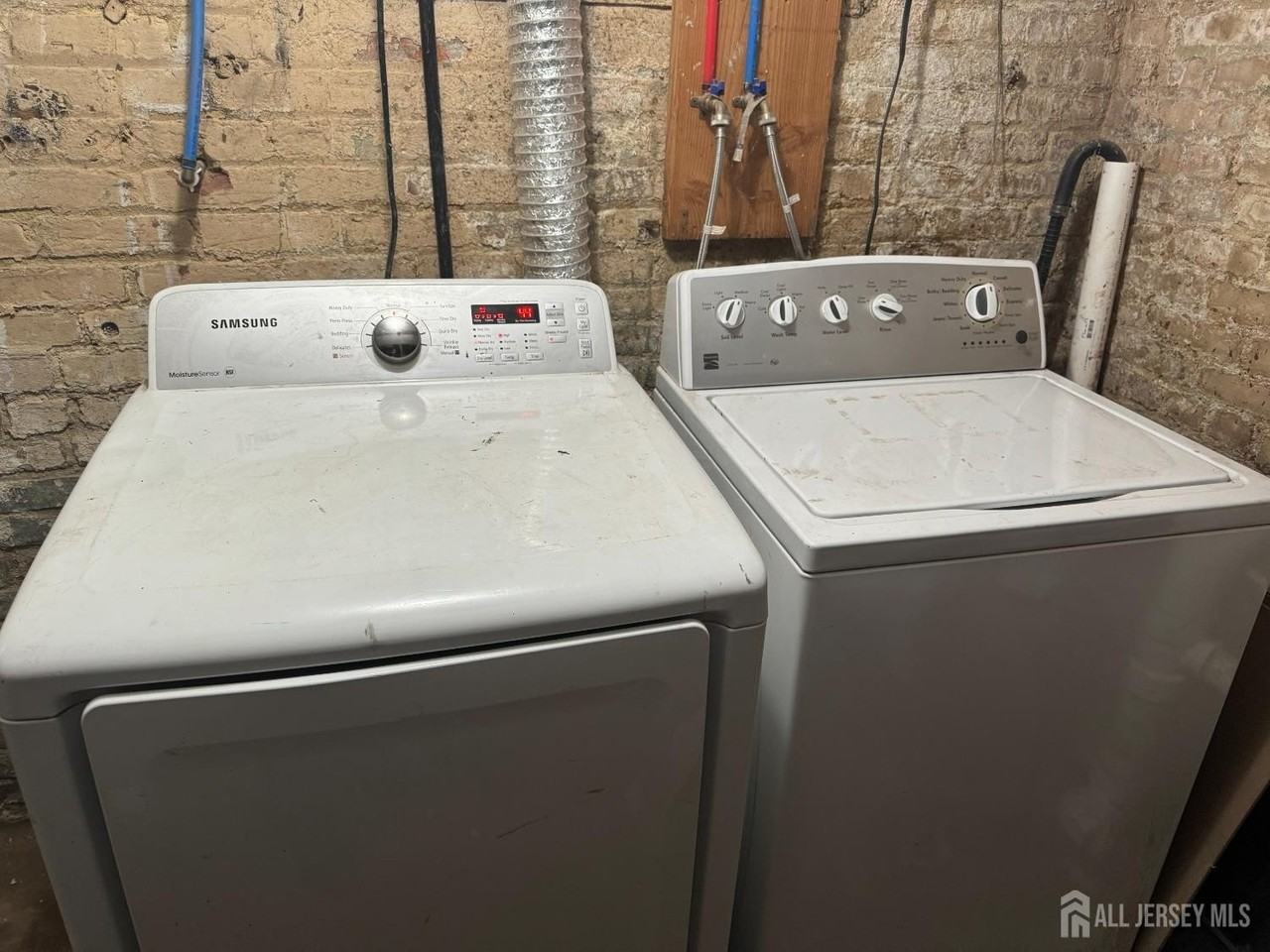 310 Somerset St - Photo 6 of 6