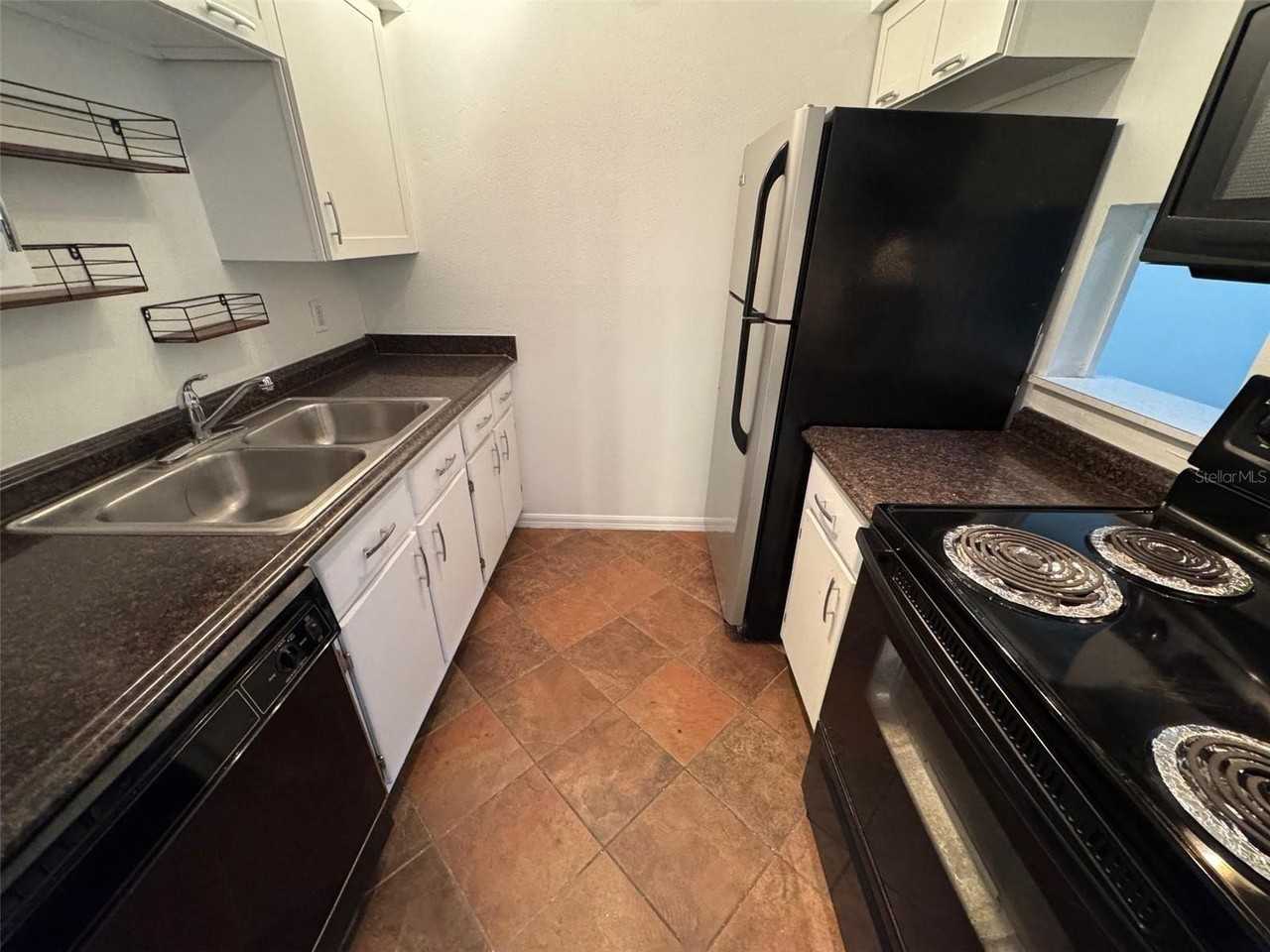 1000 W Par St #12 - Photo 3 of 6