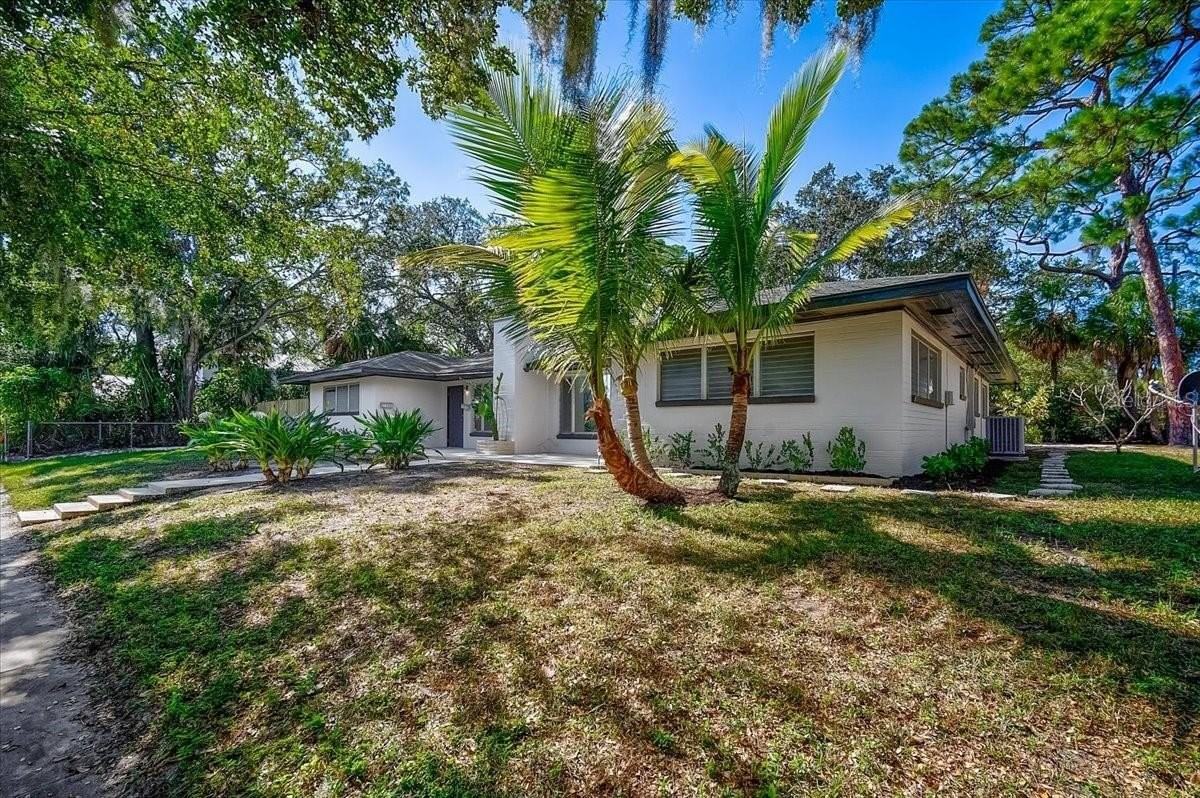 1223 Cocoanut Ave - Photo 2 of 16