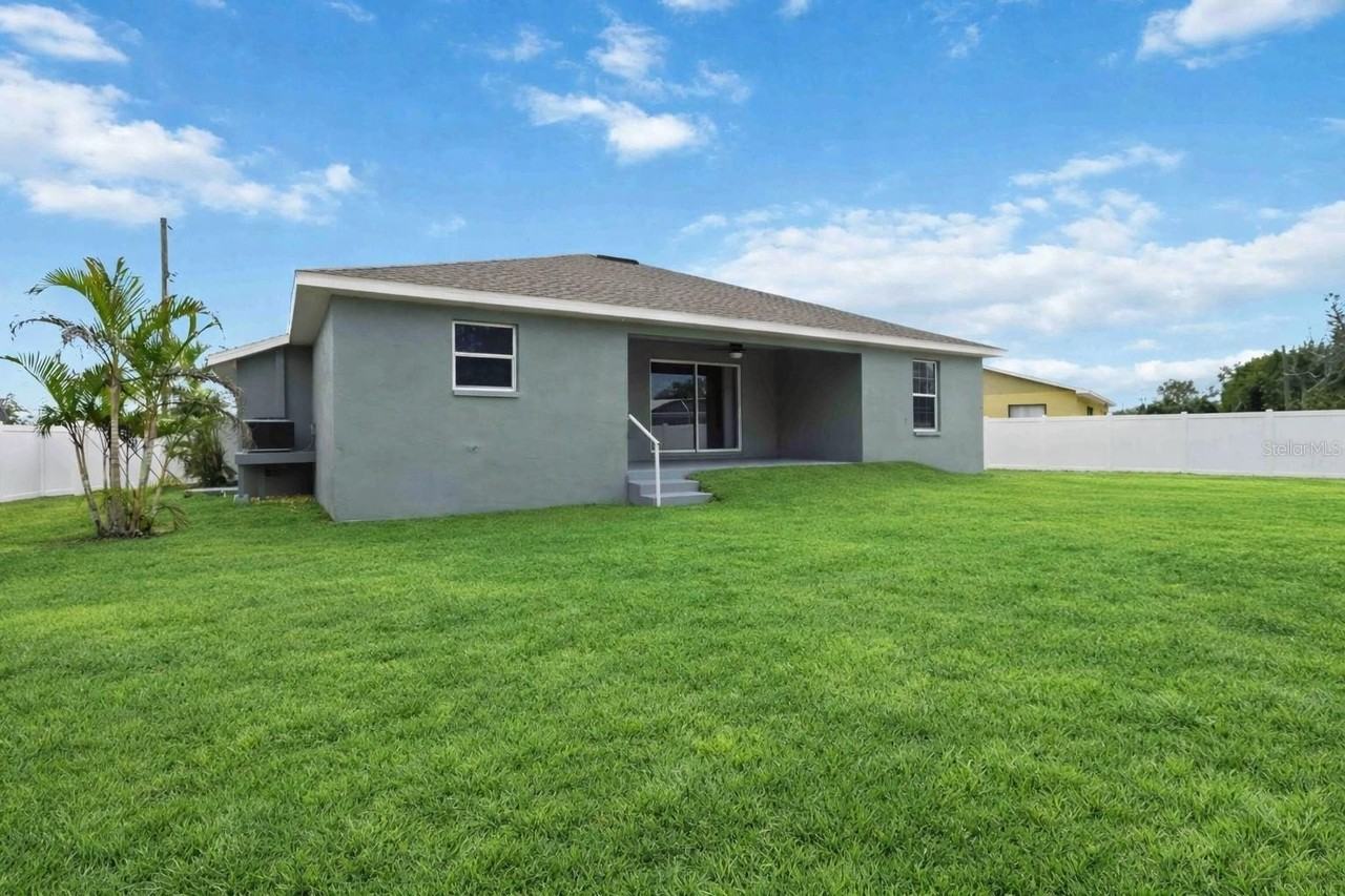 6336 Florida Cir W - Photo 4 of 24