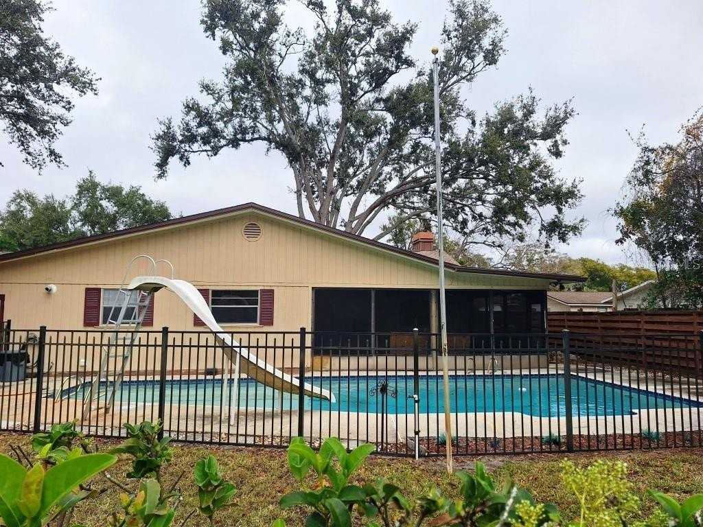 2061 Butternut Cir W - Photo 3 of 28