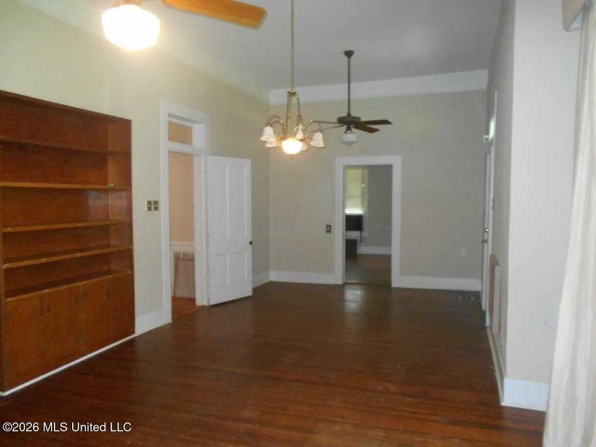 8009 Mccomb-Hville Rd - Photo 7 of 8