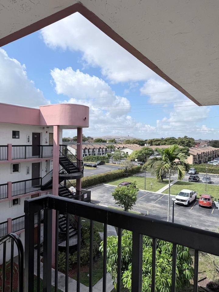 W 21st Ct #413 - Photo 2 of 8