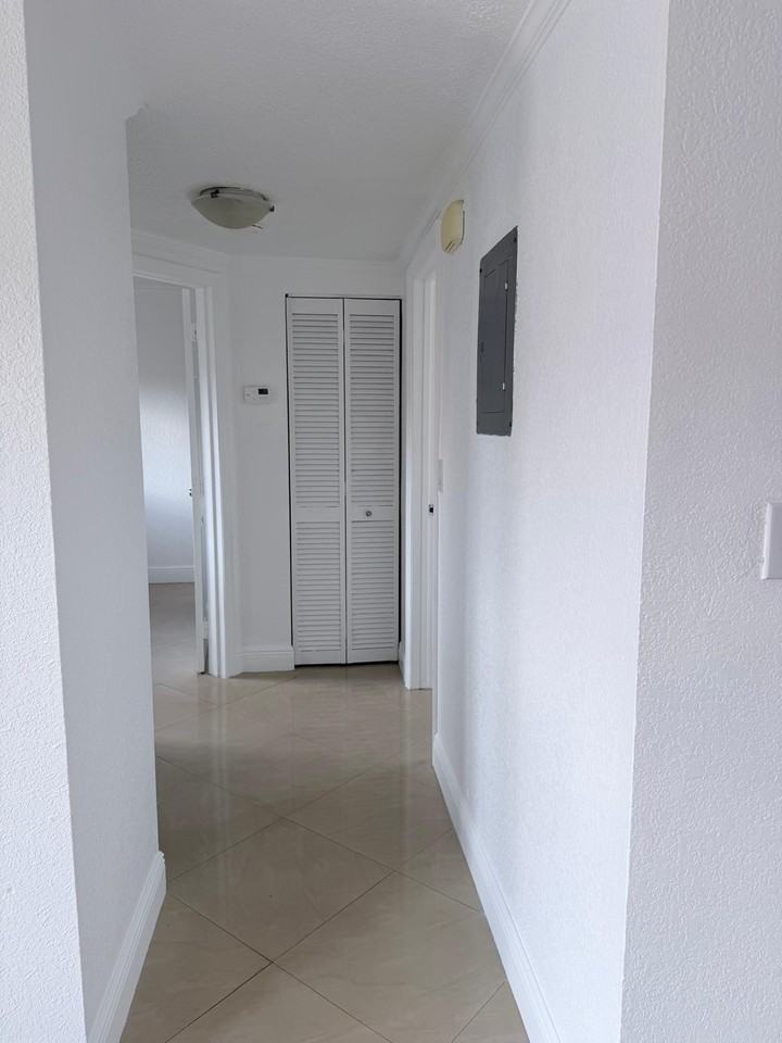 W 21st Ct #413 - Photo 3 of 8