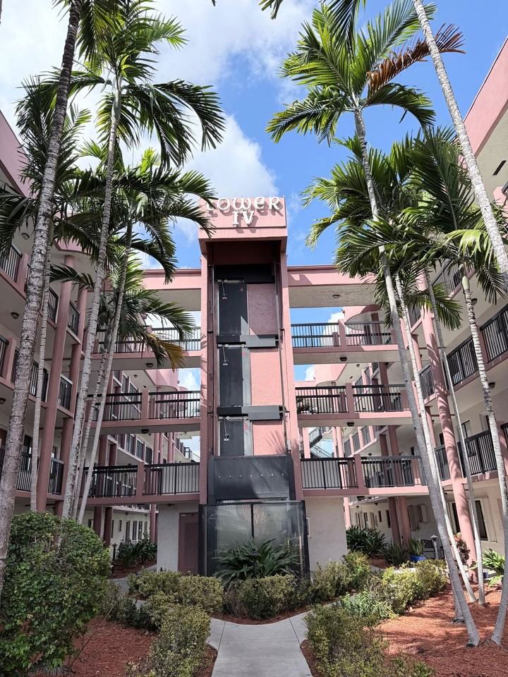 W 21st Ct #413 - Photo 4 of 8