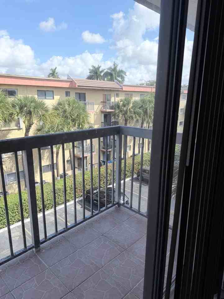 W 21st Ct #413 - Photo 5 of 8