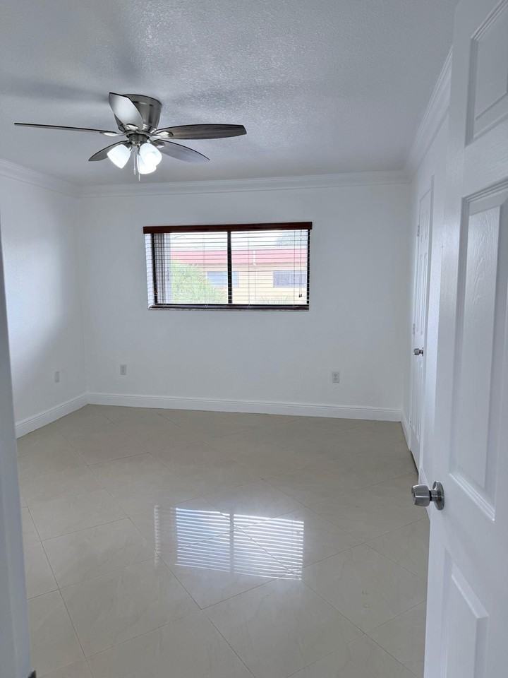 W 21st Ct #413 - Photo 6 of 8