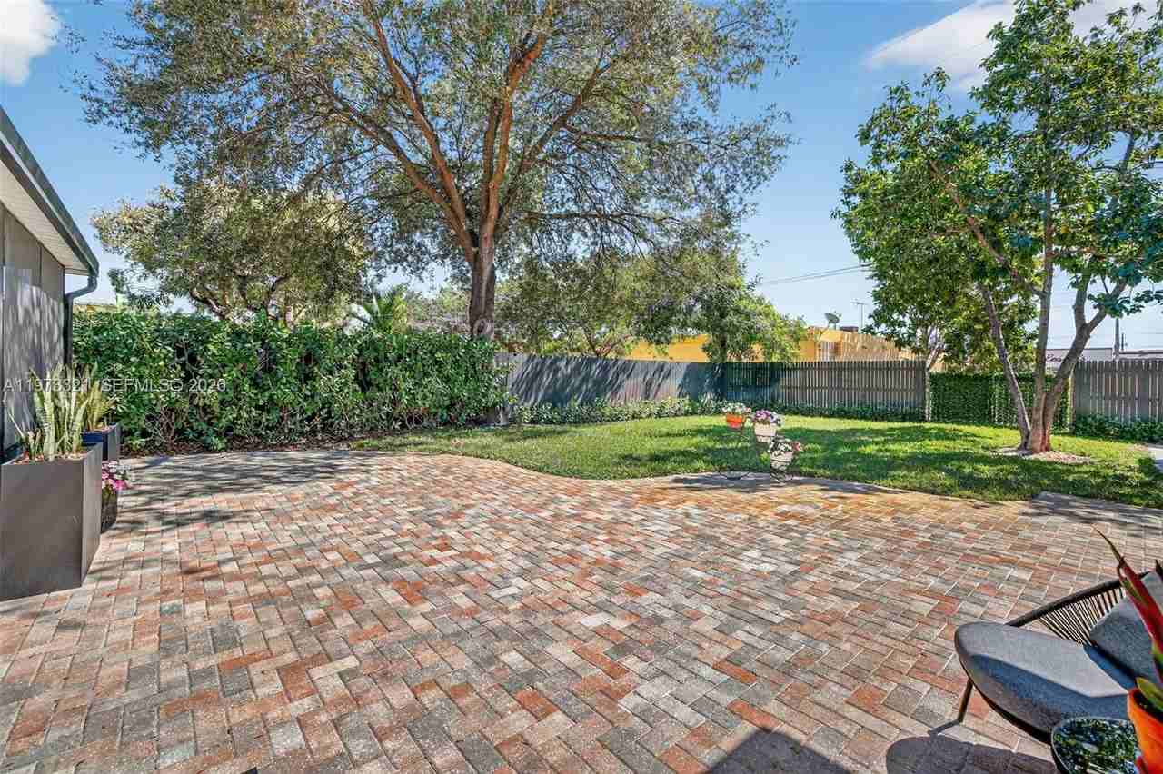 Sw 23rd St - Photo 2 of 8