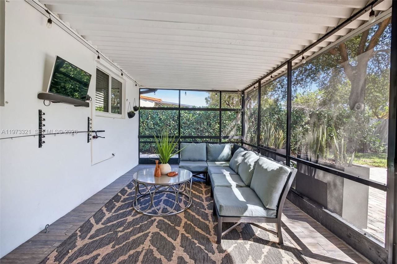 Sw 23rd St - Photo 4 of 8