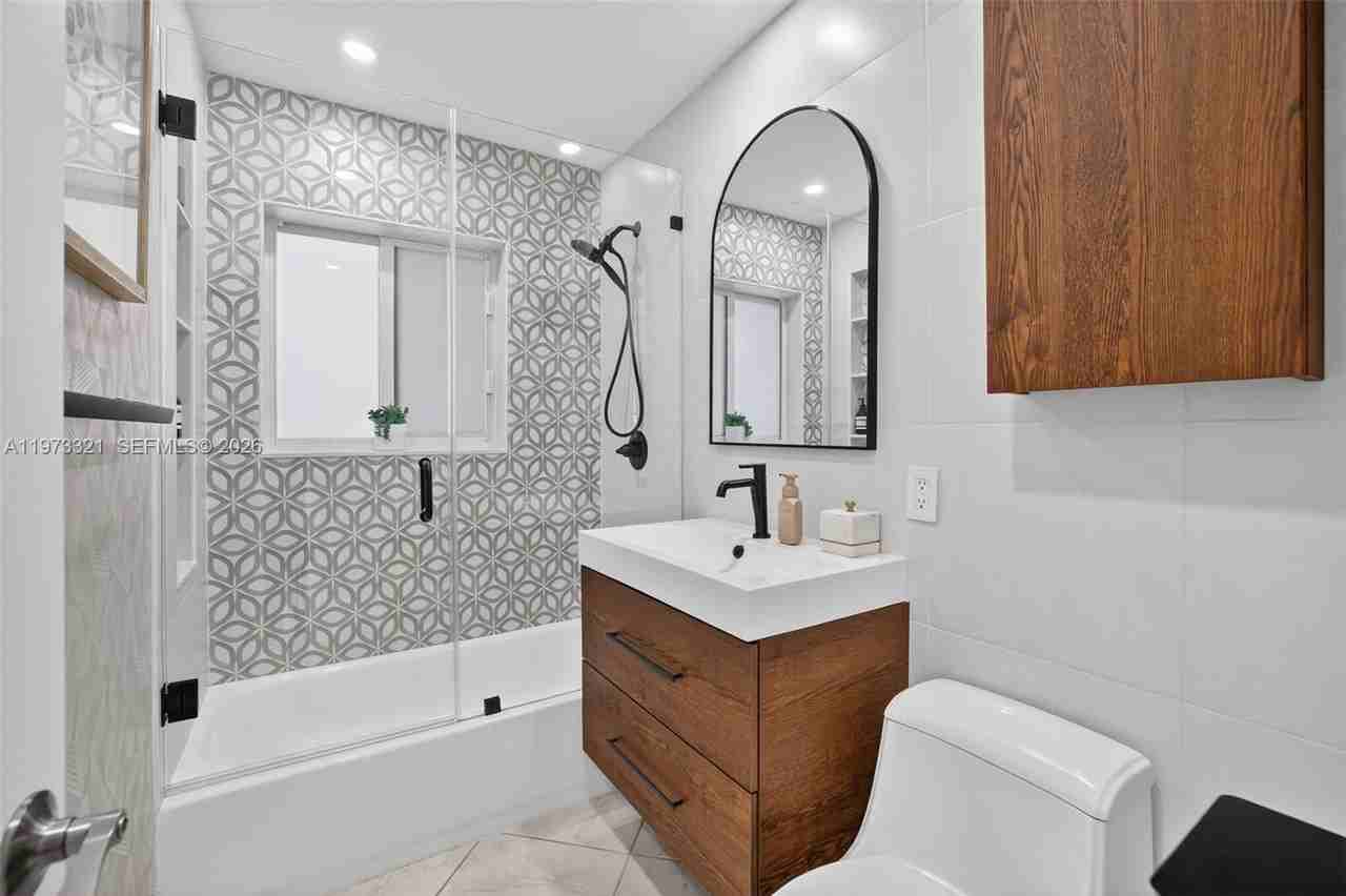 Sw 23rd St - Photo 7 of 8