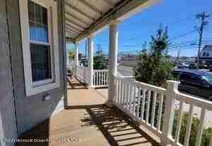 211 Arnold Ave - Photo 5 of 32