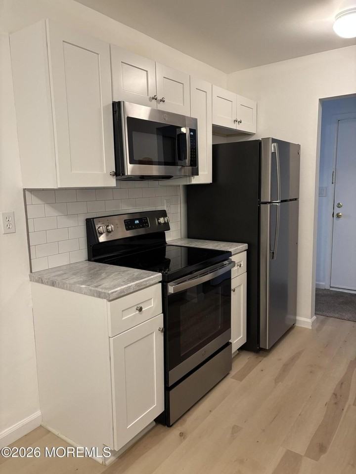 223 Medford Ct Unit E - Photo 4 of 20