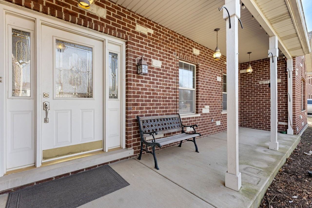 1569 Colleen Ln - Photo 4 of 33