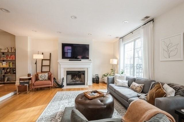 1110 W Wolfram St Apt 2 - Photo 2 of 14