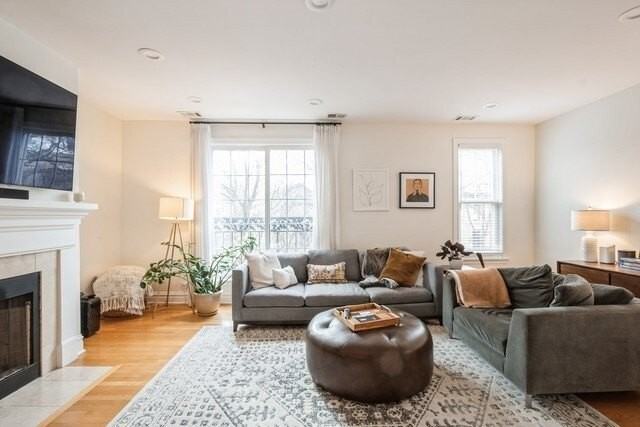 1110 W Wolfram St Apt 2 - Photo 3 of 14