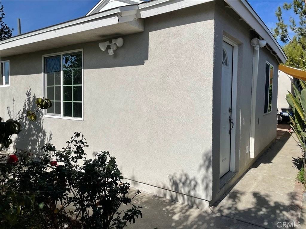 18927 Erwin St - Photo 4 of 19