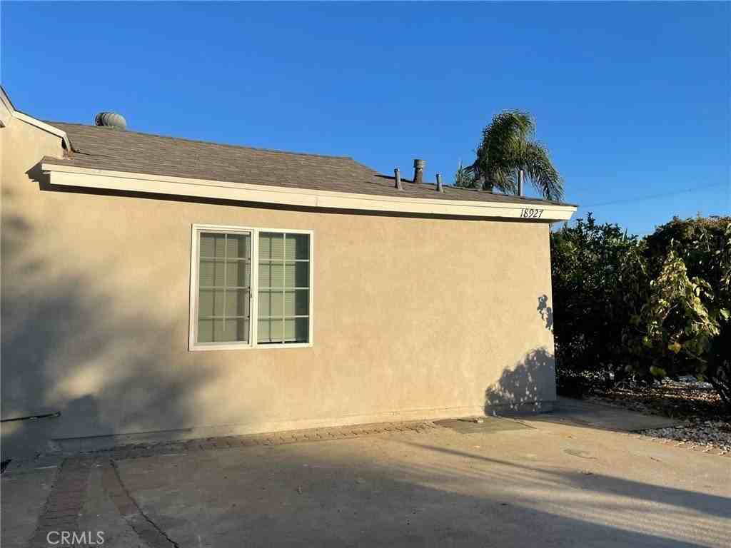 18927 Erwin St - Photo 5 of 19