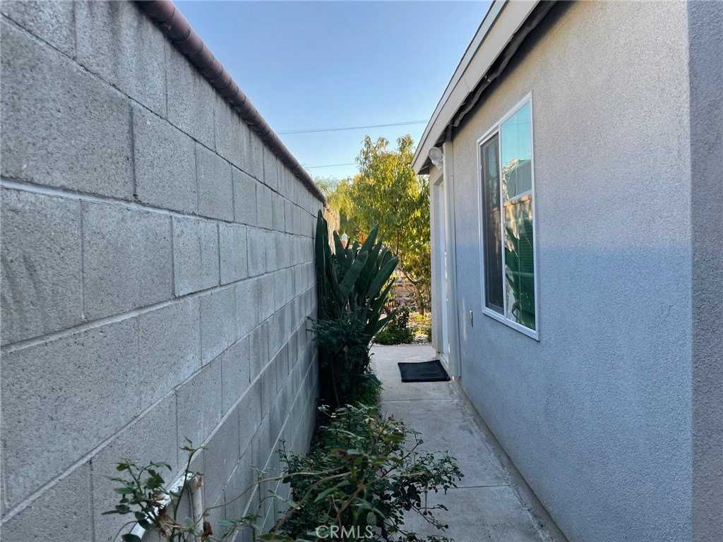 18927 Erwin St - Photo 6 of 19