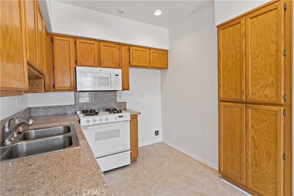 1210 N Sunflower Ave #A - Photo 7 of 24