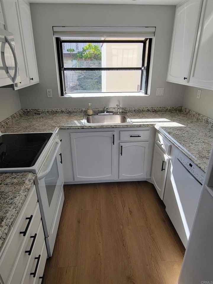 1263 Robinson Ave #12 - Photo 2 of 11