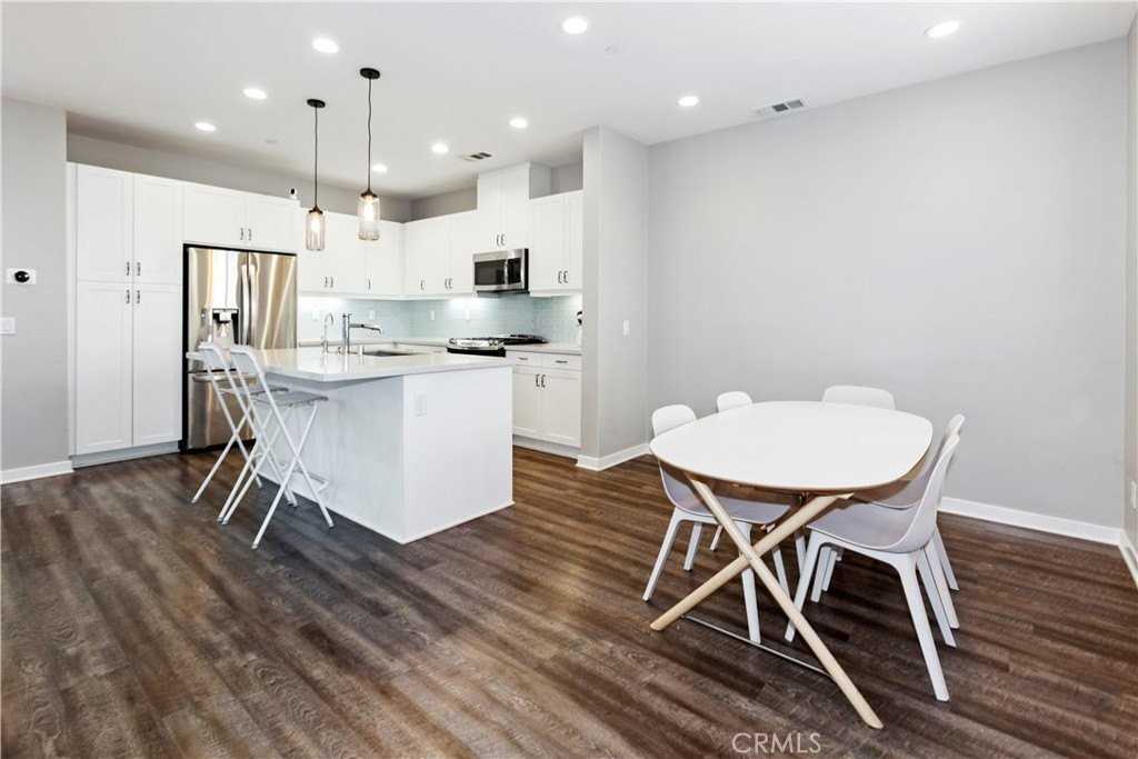 10 Poppy - Photo 5 of 33