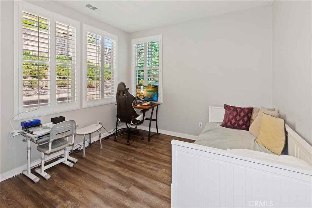 10 Poppy - Photo 7 of 33