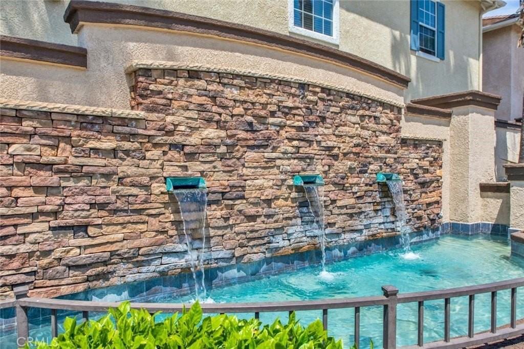 38 Melrose Dr - Photo 3 of 13