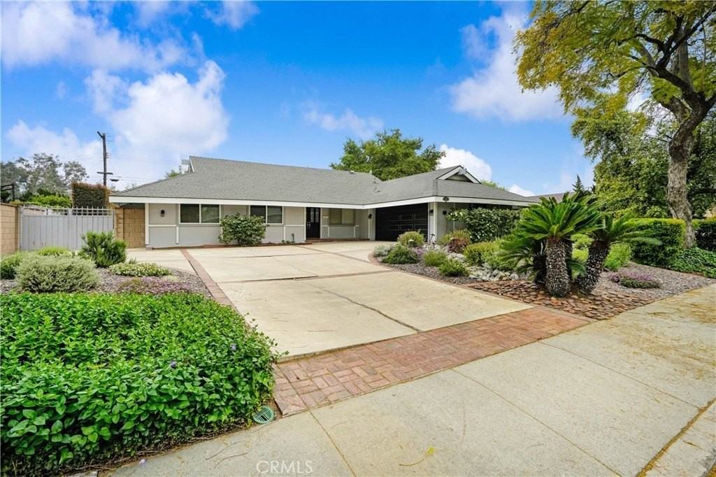 680 Rockford Dr - Photo 3 of 25