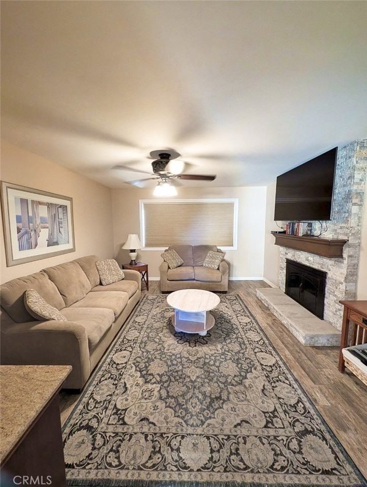 1233 Farroll Ave #B - Photo 4 of 16