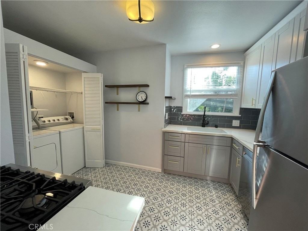 4447 E 14th St - Photo 3 of 17