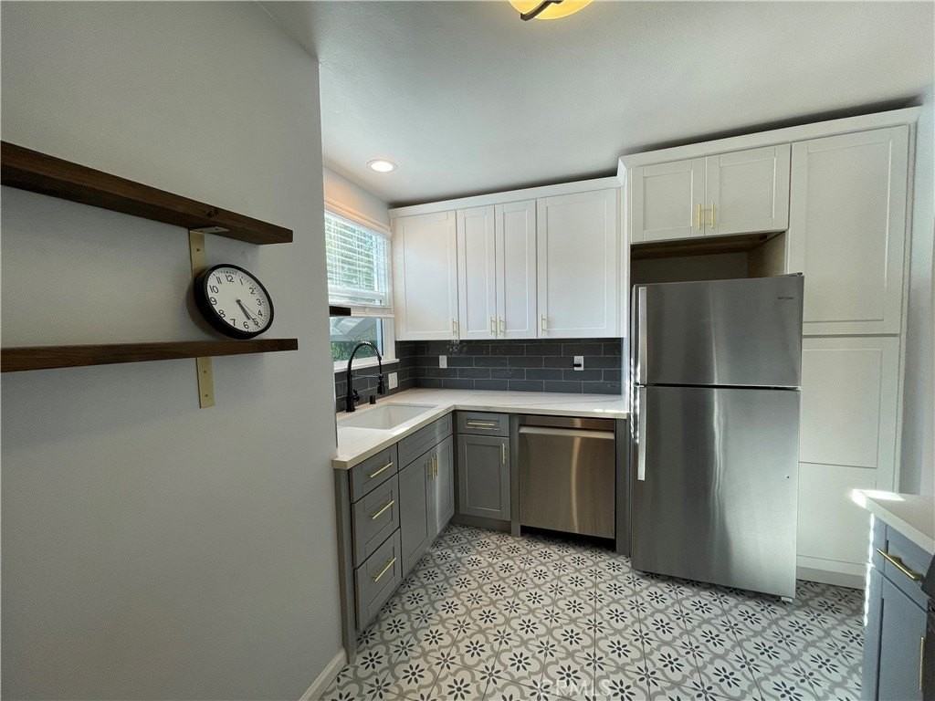 4447 E 14th St - Photo 4 of 17