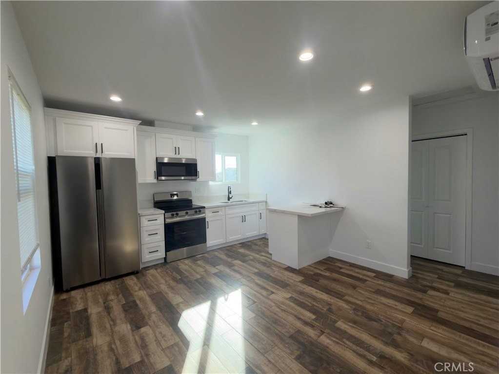 521 W 78th St - Photo 7 of 19