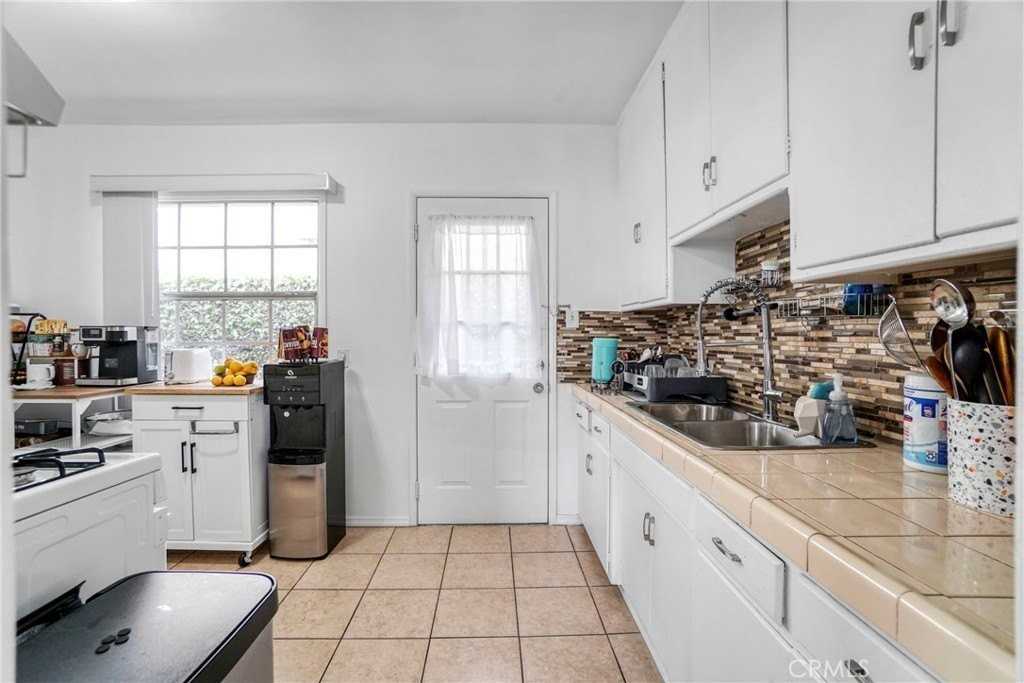 15215 S Normandie Ave #B - Photo 4 of 9