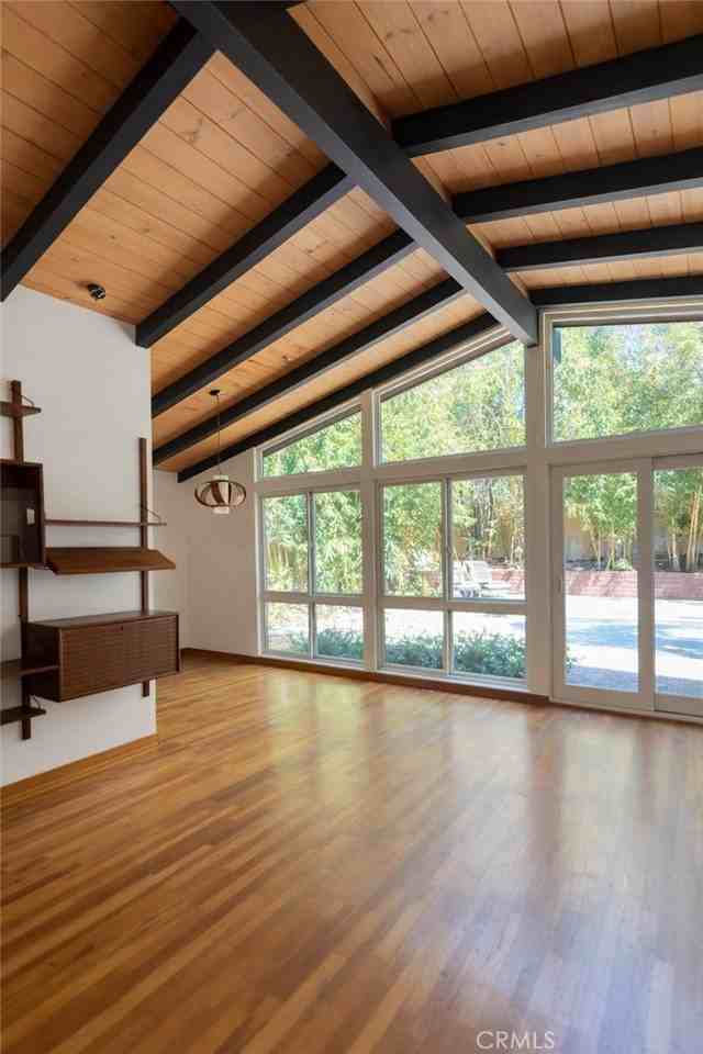 16439 Kingsbury St - Photo 3 of 11