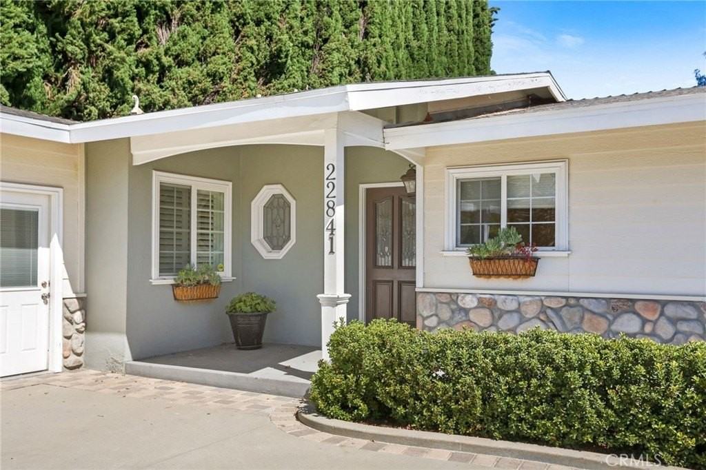 22841 Mariano St - Photo 3 of 40