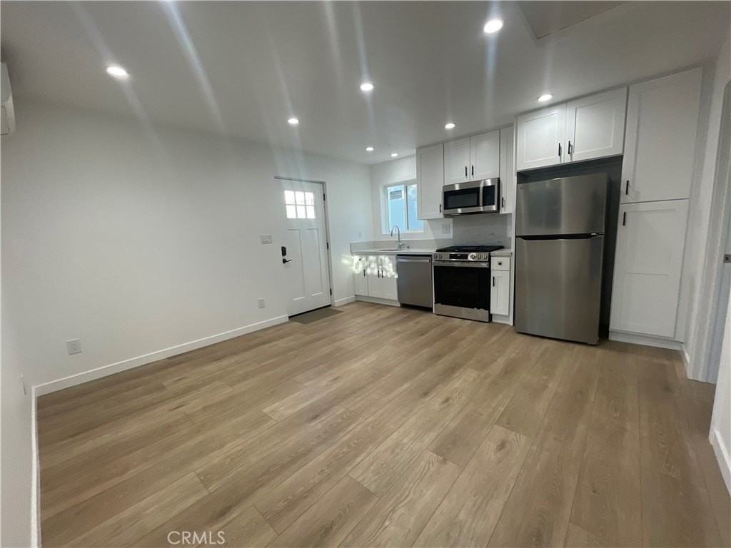 17020 Flanders St - Photo 4 of 12